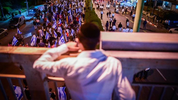 המפגין החל למרר בבכי בבני ברק - בגלל הפיוט של שבת