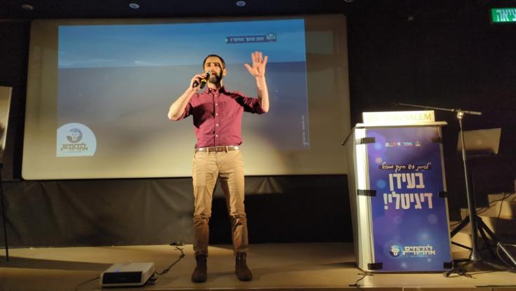 "האתגר של הנוער הדתי הוא להיות שונים ולהתמודד עם עולם מתירני"