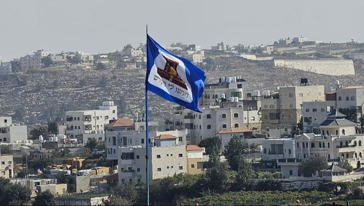 מוקפים בכפרים פלסטינים: המשפחה שעברה להתגורר לבדה במאחז החדש