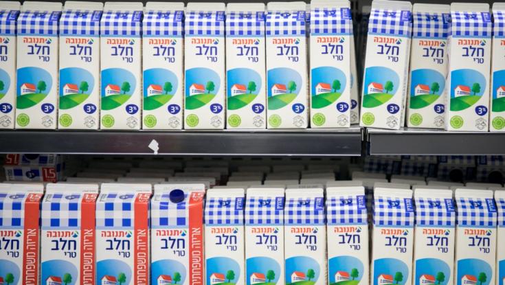 בגלל מחאת הרפתנים: צפי למחסור חמור בחלב - החלו הגבלות בסופרים