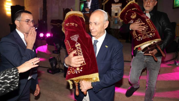 ספרי התורה הוצאו מההיכל: בתל אביב נפרדו מבית הכנסת המיתולוגי