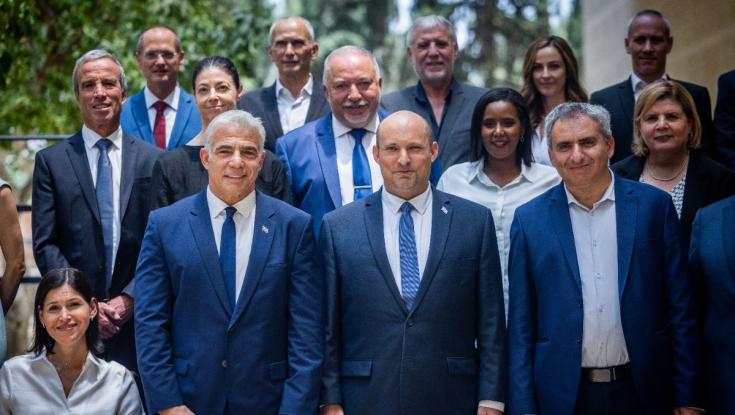 מי מהחברים בממשלת בנט-לפיד כיהן בעבר כמפקד פיקוד העורף? | 10 שאלות