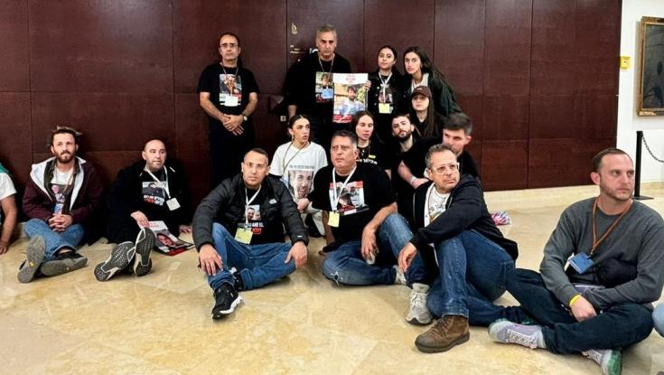 משפחות חטופים התבצרו בכנסת והציגו את הדרישה מנתניהו אחרי ההסכם
