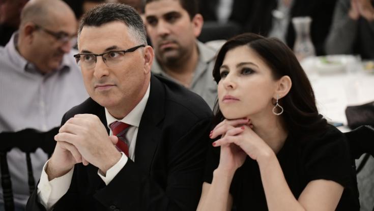 גדעון סער הגיב למחאה נגד ילדיו בפתח בית הספר: "חלאות, אתם חולים"