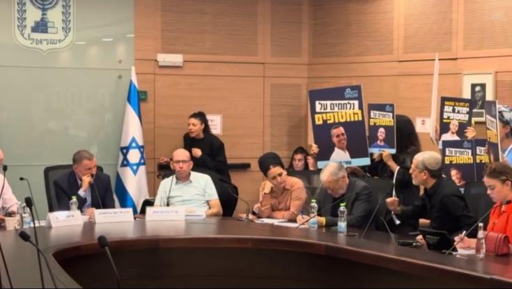 קרוב החטוף זעם על אדלשטיין: זה מה שגל הירש אמר לנו, אנחנו נאשים גם אותך