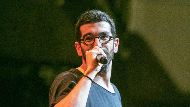 שוב, חנן בן ארי והלהקה נאלצו להופיע ברחוב