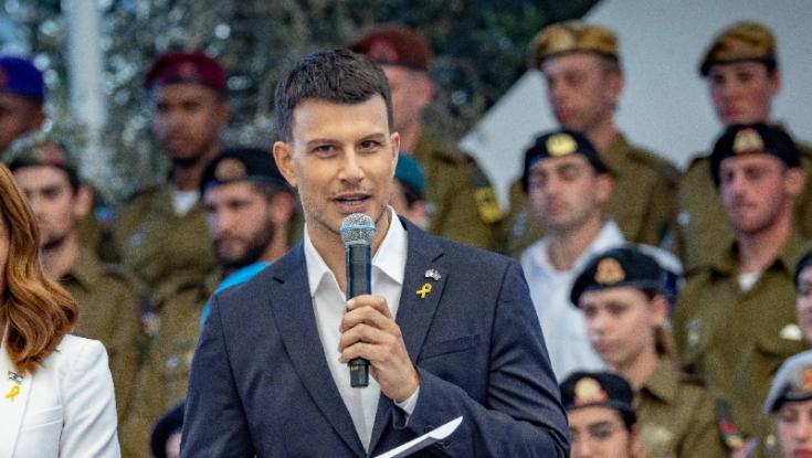 אסי עזר תוקף את ביבי: מי שעוד מאמין לו - מגיע לו
