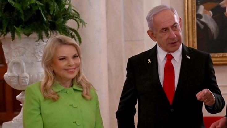 איך אפשר להסתכל על נתניהו כששרה עומדת לידו בתלבושת הזאת?