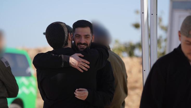 סוף סוף: החיבוק של גלי וזיו ברמן אחרי שנתיים בשבי
