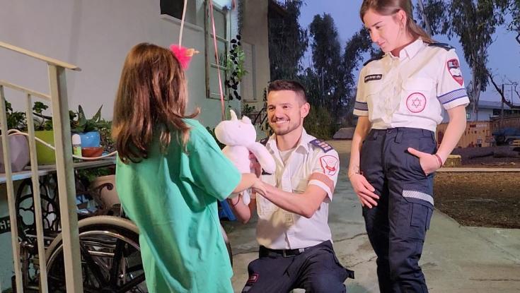 שלושה גיבורים: הפראמדיק והחובשת פגשו את הילדה הקטנה שהצילו