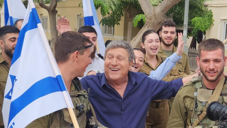 יהורם גאון מתמוגג: "שומעים מהמפקדים טקסטים תנ"כיים לפני היציאה לקרב"