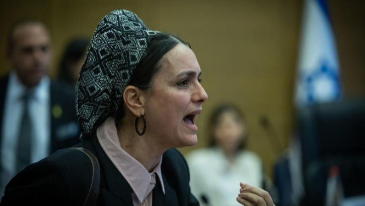 גם כשהיא צועקת: 3 כיסויי הראש הכי יפים של לימור סון הר מלך