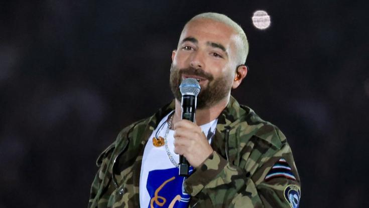 מול קהל של עשרות אלפים: זו הסיבה שעומר אדם עלה יחף לבמה