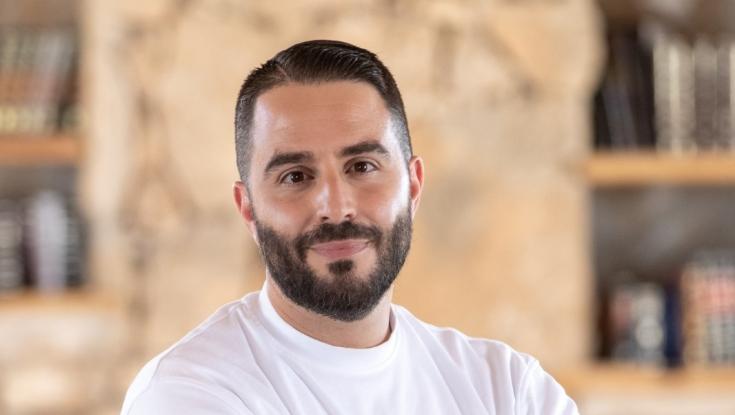 סינגל בכורה לזמר הסרוג - שהצטלם לקליפ יחד עם אשתו
