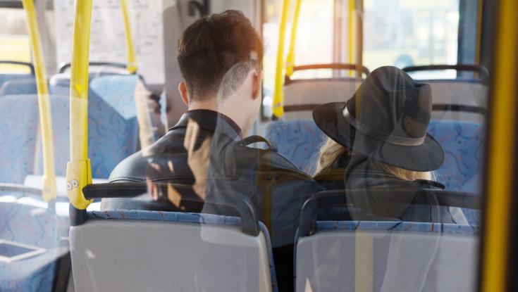 "נפגשנו באוטובוס": אושיית הרשת חושפת את סיפור ההיכרות שלה עם בעלה