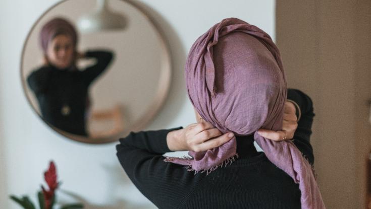 עפנו עליה: כוכבת מעושרות עם כיסוי ראש