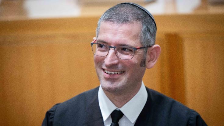 אשת התקשורת הימנית נגד הפרקליט הסרוג: "השופטים צולים אותו על הגריל"