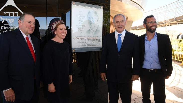 עם כיפה בקבר יוסף: התמונה המדהימה של השגריר האמריקאי החדש