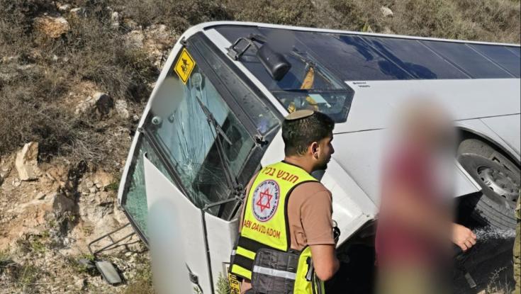 תאונת דרכים סמוך ליצהר: "אוטובוס עם נהג ו-5 נוסעים התהפך על צידו"