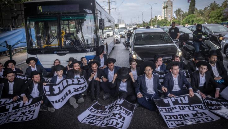 במחאה על סוגיית הגיוס: מאות חרדים חוסמים את כביש 4