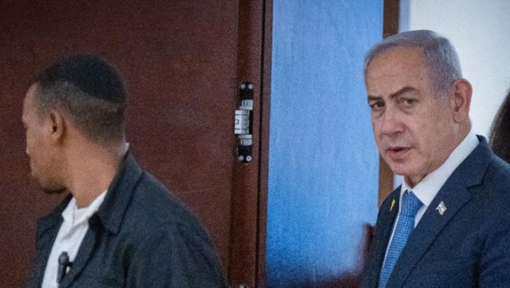 חלש ועייף: צפו בנתניהו מצביע וממהר לצאת מהכנסת