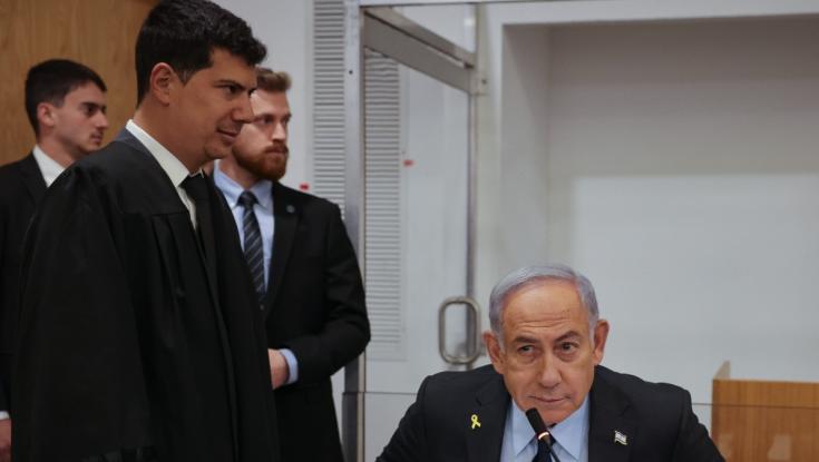 עם פריט לבוש אחד: כך הצליח נתניהו להנציח את משפחת ביבס
