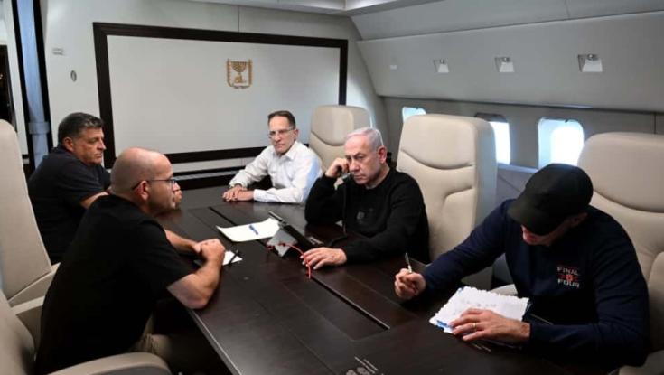 סוף לתעלומה שהסעירה את הרשת: נחשף האיש "המסתורי" שצולם עם נתניהו במטוס