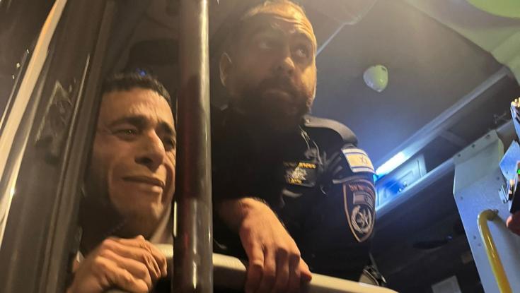 מזעזע: הלום קרב סורב לעלות עם כלבו לאוטובוס ונעצר באלימות קשה על ידי המשטרה