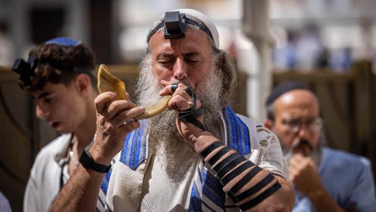 מה עושים כשיש אזעקה בזמן תפילת עמידה? דגשים לקראת חג ושבת במלחמה