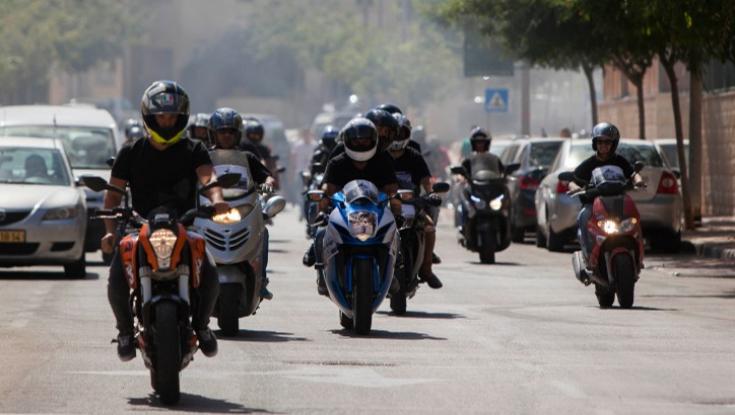 תיעוד מטורף: המשטרה רדפה אחר אופנוען ללא קסדה, לא תאמינו מה הם גילו