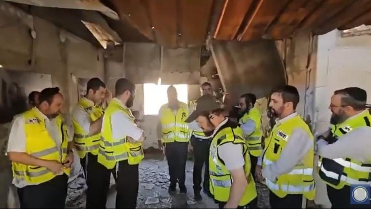 קדיש בתוך חורבה: הרגע הנדיר בתוך הבית השרוף בניר עוז
