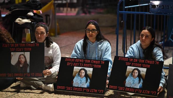 מצמרר: המיצג של משפחות החטופים עם הבגדים מהשבעה באוקטובר