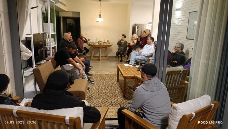 לגדול בקהילה: הדרך של צעירים על הרצף לחיים עצמאיים