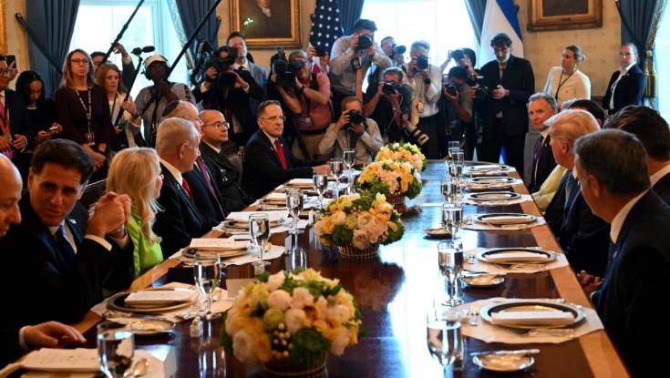 עניבה אדומה, שמלה ירוקה ועשרות צלמים: כל התמונות מהארוחה של נתניהו וטראמפ