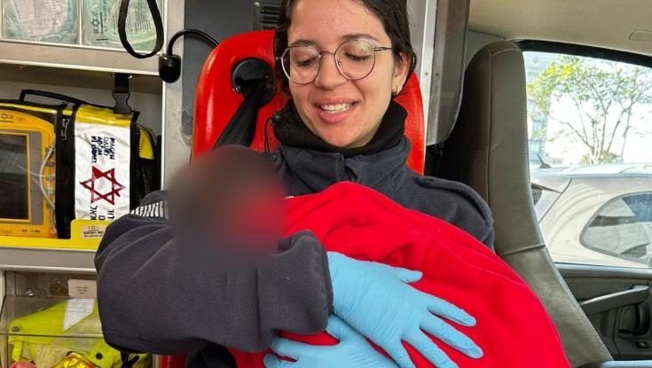 עובדי הביטוח הלאומי נדהמו: תינוק בן שבוע ננטש בכניסה לבניין
