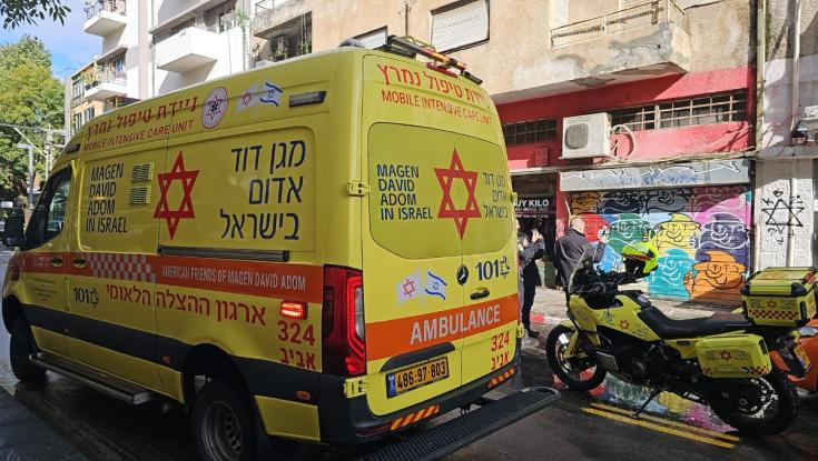 אירוע קשה בתל אביב: "הגבר שכב על המדרכה ומסביבו לבנות שקרסו"
