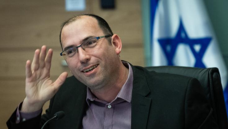 מהומה בכנסת: מפגינים התפרצו לדיון - רוטמן סילק אותם