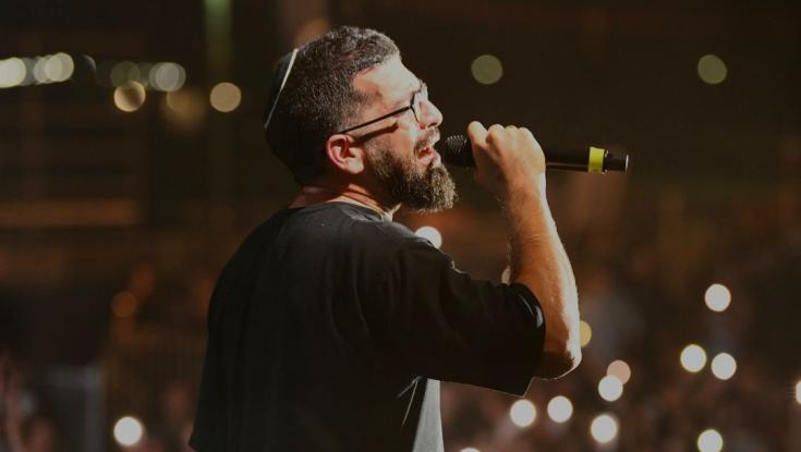 חנן בן ארי סיים הופעה מול עשרות אלפים - והלך לעשות מצווה
