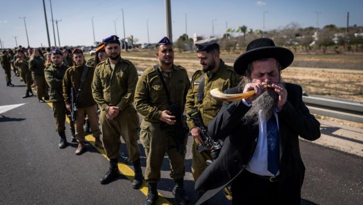 אלפים חיכו בצידי הדרך - החיילים הצדיעו לשיירה: צפו בתמונות המרגשות