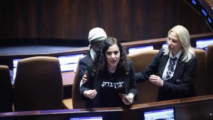 סערה בכנסת: הח"כית הוצאה מהמליאה - בגלל החולצה שלה