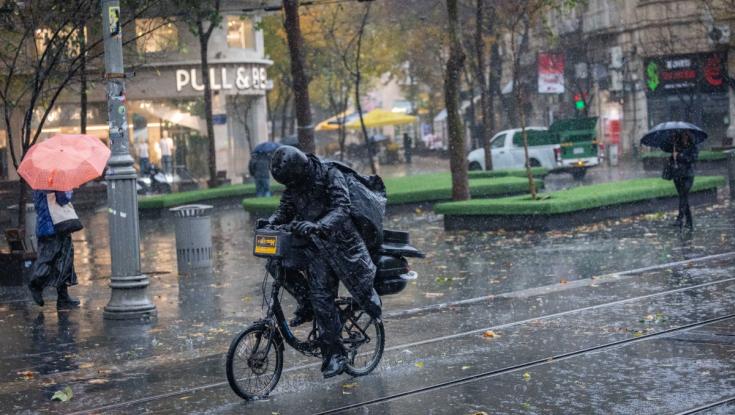 עצים קרסו במספר ערים, חסימות והצפות בכמה מוקדים: "האירוע נגמר בנס"