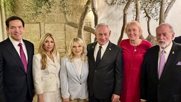 רק בגלל דבר אחד קטן: אשת השגריר האמריקני גנבה את ההצגה לשרה נתניהו