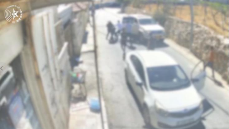 תיעוד חריג: פלסטיני נחטף לאור יום בחברון והוחזק בדרום הארץ