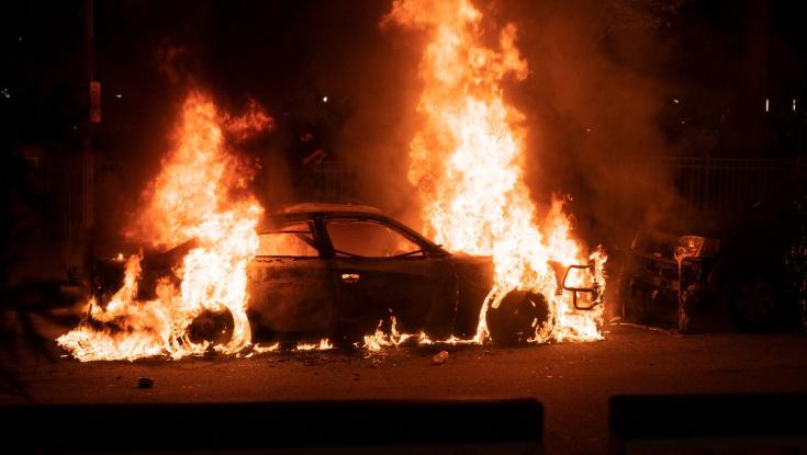צפו: ראש מועצת בנימין מציל את הפלסטיני מהרכב הבוער