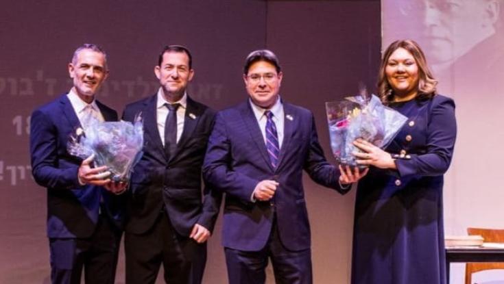 היסטוריה: פרימיירה לתיאטרון השומרון במנהטן