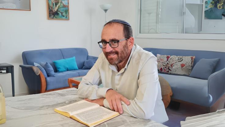 הרב שהוציא ספר על מיניות בעילום שם נחשף: "המגזר במקום אחר"