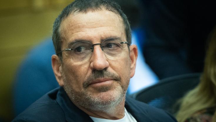 המגישה אמרה ב"עזרת השם" - והיזם המיליארדר קפץ