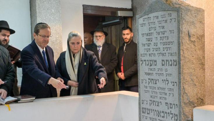 ביקור אצל הרבי: הנשיא בתפילה מרגשת | זה מה שהיה כתוב בפתק שהשאיר בקבר