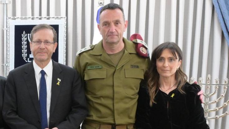 בתמונה המסורתית: המחווה המרגשת של אשת הרמטכ"ל היוצא