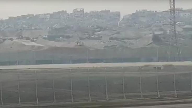 תיעוד מרתיח: דחפורים של חמאס מטרים ספורים מהגבול עם ישראל